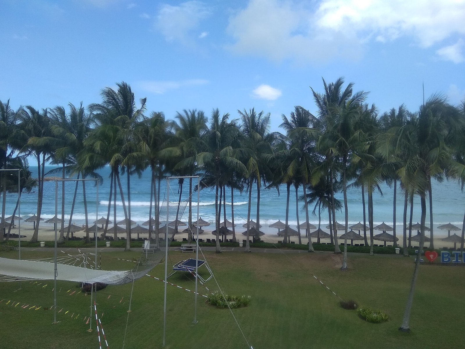 Pantai berpohon kelapa di Pulau Bintan
